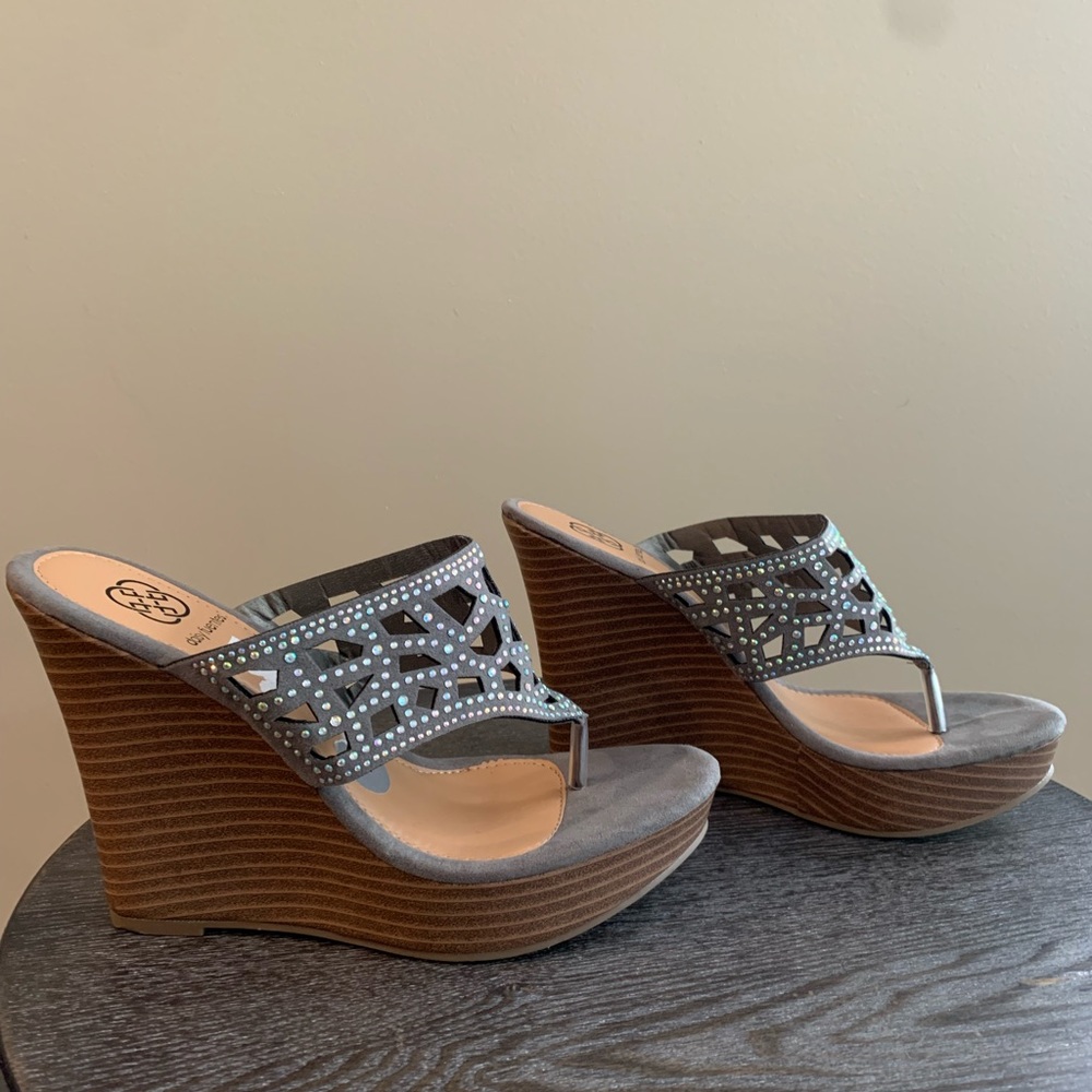 Daisy Fuentes Grey Wedges with Sparkle detail. Never worn.